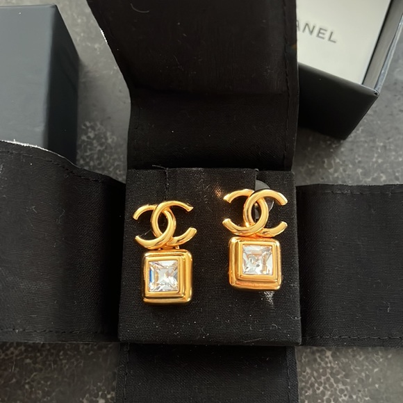 Chanel large crystal/rhinestone CC earrings - Picture 3 of 8